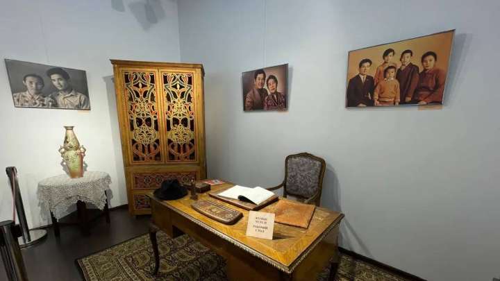 Алматы музейінде Өзбекәлі Жәнібековке көрме ашылды