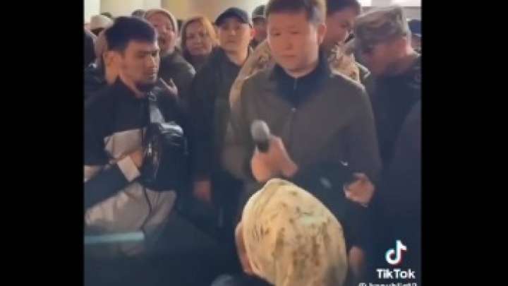 «Ақша қолға берілсін»: Құлсарылық әйел облыс әкімі орынбасарының микрофонын жұлып алды