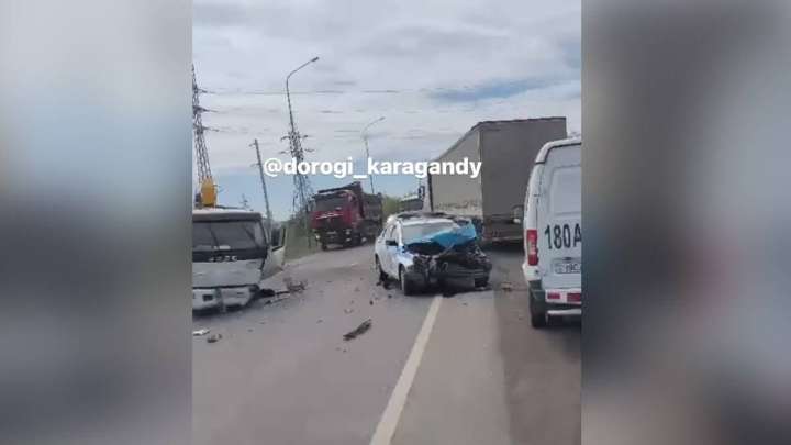 Қарағандыда полиция көлігі апатқа ұшырады (ВИДЕО)