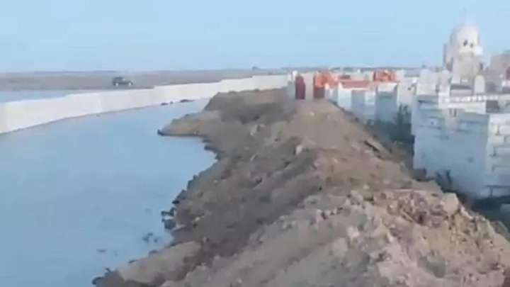 Атырау облысындағы ауылда зират маңындағы бөгетті су шайып кетті