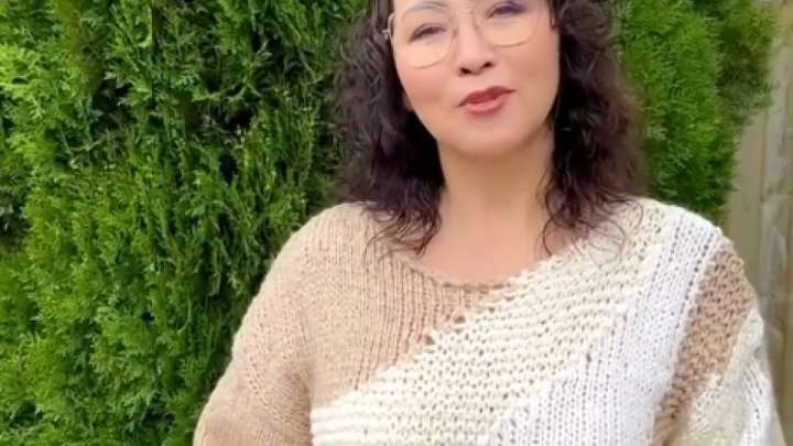 Англиядан келген Айгүл Иманбаеваны әуежайда ұлттық аспен күтіп алды