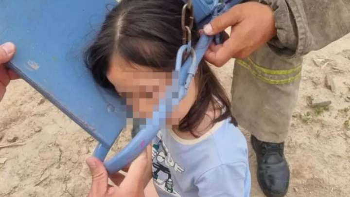 Жамбылда әткеншекке кішкентай қыздың басы қысылып қалды