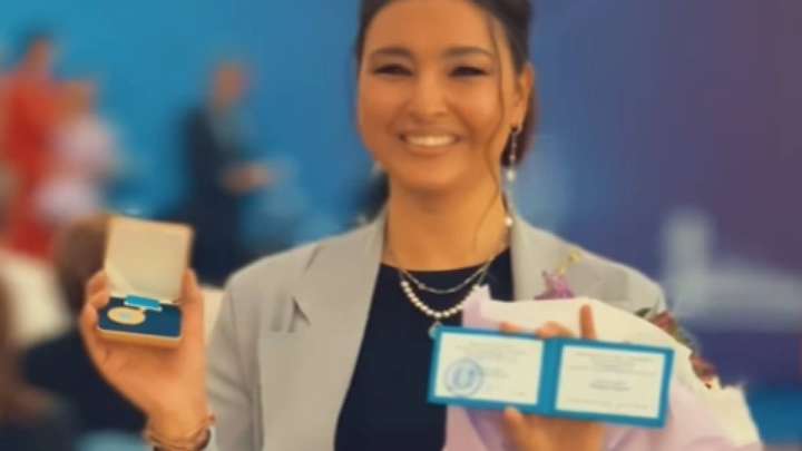 «Қай еңбегі үшін берді». Мәдениет саласының үздігі атанған Бүркіттің әйелі сынға ұшырады