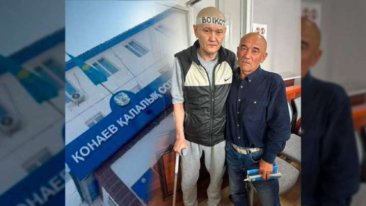 Денсаулығы нашарлаған журналист Думан Мұхаммедкәрім сотқа таяқ ұстап келді