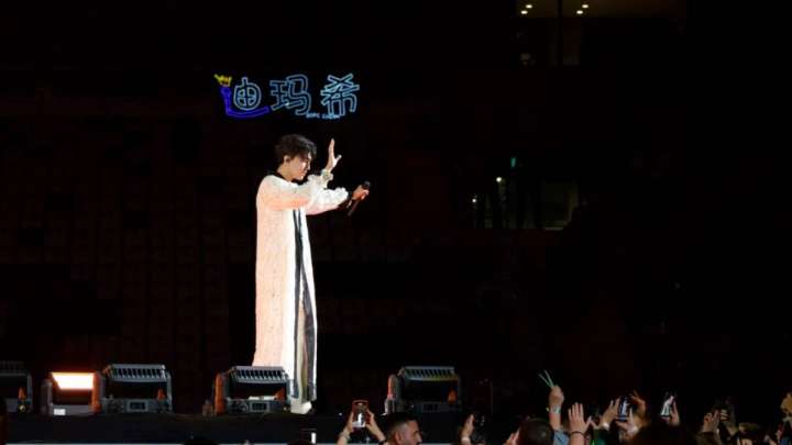 Димаш «Бешикташ» стадионындағы концертінде көзіне жас алды (ФОТО, ВИДЕО)