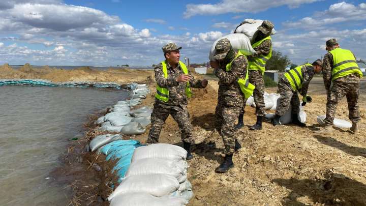 Су тасқыны: Жайық деңгейінің көтерілуіне байланысты бөгеттер нығайтылып жатыр
