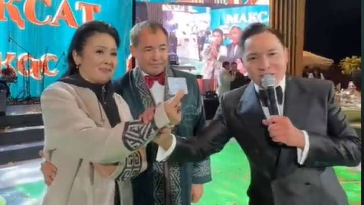 Тасмағамбетов қатысқан тойда әнші Мұқасанның әйелі пәтер ұтып алды