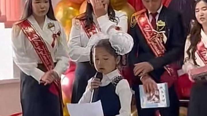 Марқұм ағасына арнап өлең оқыған оқушы қыз көпшілікті жылатты