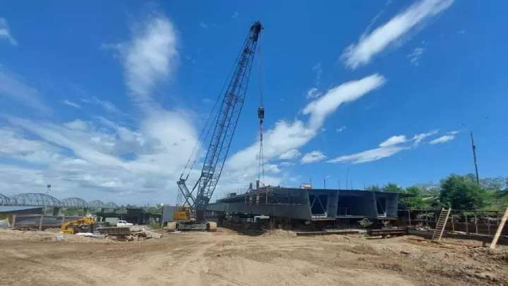 Семейде көпір салып жатқан құрылысшылар екі айдан бері жалақы алмаған