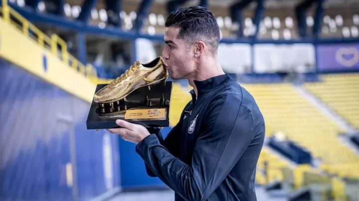 Роналду үздік сұрмерген ретінде «Алтын бутсыға» ие болды