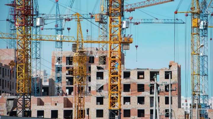 Астанада құрылысшы краннан құлап, қаза болды