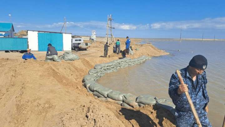 Құйлыста бөгет нығайтылып жатыр. ТЖМ тасқынға қарсы шаралардан хабардар етті