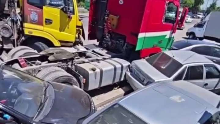 Алматы-Бішкек тас жолында жеті бірдей көлік соғысып қалды (ВИДЕО)