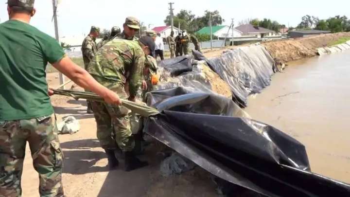 Атырауда ағын су бөгетті шайып кетті