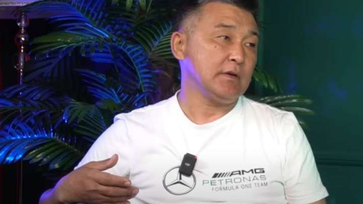 «Бес мың доллар сұрады». Актер Алмат Сақатов атақсыз жүргеніне Арыстанбек Мұхамедиұлын айыптады