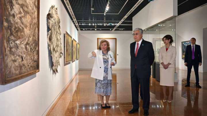 Тоқаев Ұлттық музейдегі өнер туындылары көрмесін тамашалады