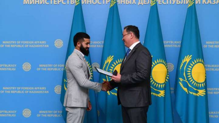 Бір әнімен әлемге танымал болған қазақстандық әнші марапатталды