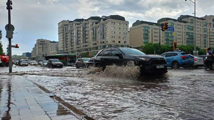Нөсер жауын: Астанада көліктер әдеттегідей «жүзіп» жүр (ФОТО)