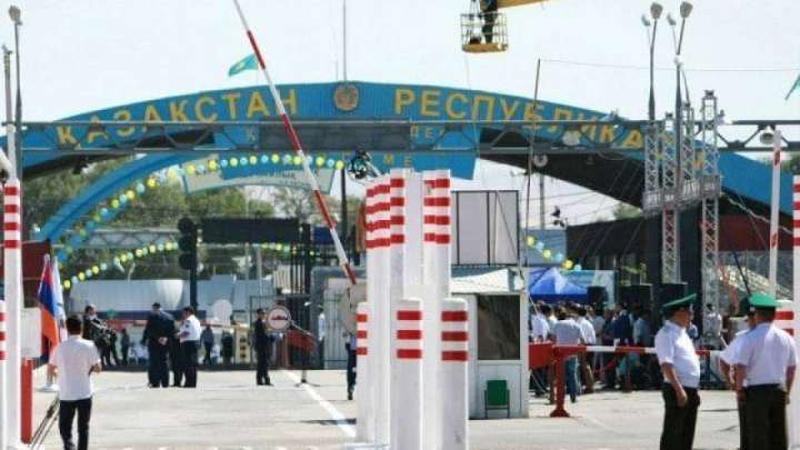 «Өткізу 25 мың теңге». Қазақ-Өзбек шекарасында кептеліс пайда болған (ВИДЕО)