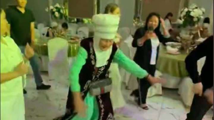 Кимешек киіп «Ирина Кайратовнаның» әніне билеген әже жұрттың талқысына түсті