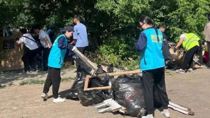 «Таза Қазақстан»: Оралдық жастар қаланы қоқыстан тазартты