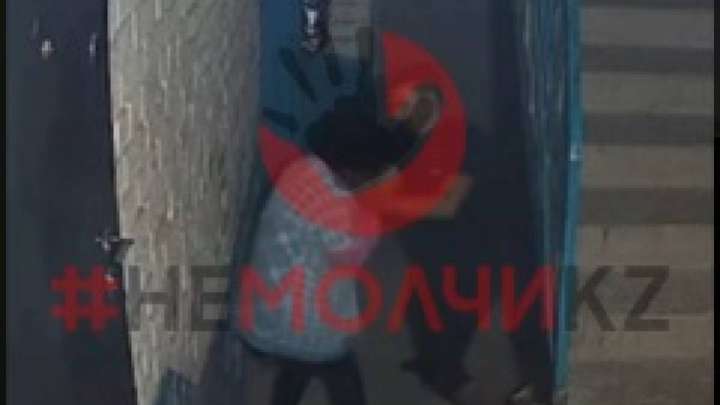 Атырауда ер адам қызды пышақтап кетті (ВИДЕО)