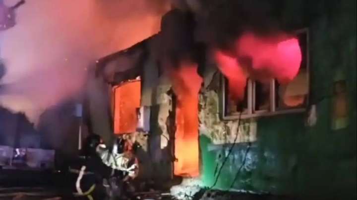 Астанада жатақхана өртеніп, бір адам зардап шекті (ВИДЕО)