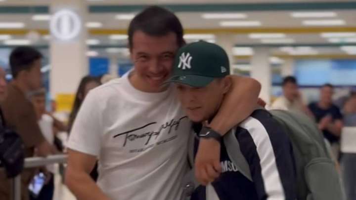 Асу Алмабаевты жанкүйерлер әуежайдан күтіп алды