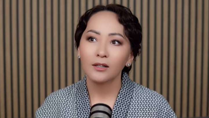 «Өзімді тастанды бала сезініп өстім». Айгүл Иманбаева әкесіз өскені жүрегіне жара салғанын айтты