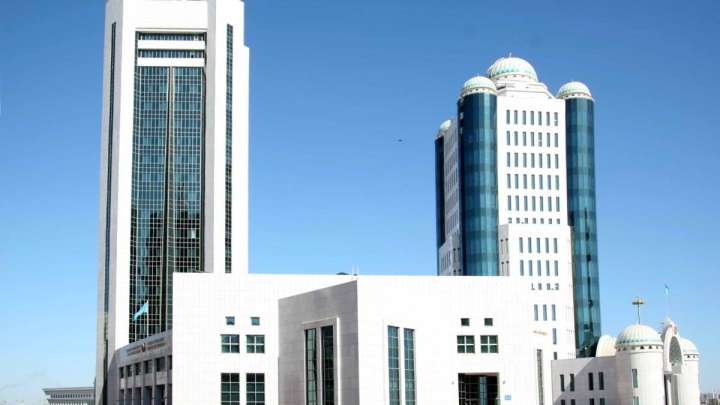 Парламент палаталарының бірлескен отырысы өтіп жатыр