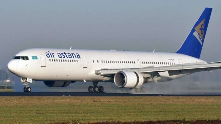"Айлық аз, басшылық штаты тым үлкен": Air Astana қызметкерлері дау шығарды