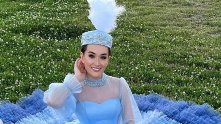 «Нағыз Роза Рымбаеваның келіні»: Ақерке Бүркітбайдың образы көпшілікті тамсандырды