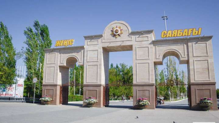 Атырауда 7 жастағы қыздың үстіне ескерткіш құлады