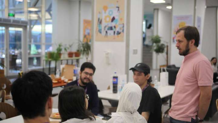 Телекомға терең бойлау: «Кселл» студенттерге тиімді тағылымдаманы дамытуда