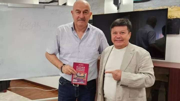 Қазақстан құрамасының бас жаттықтырушысы қазақ тілін үйренуді бастады