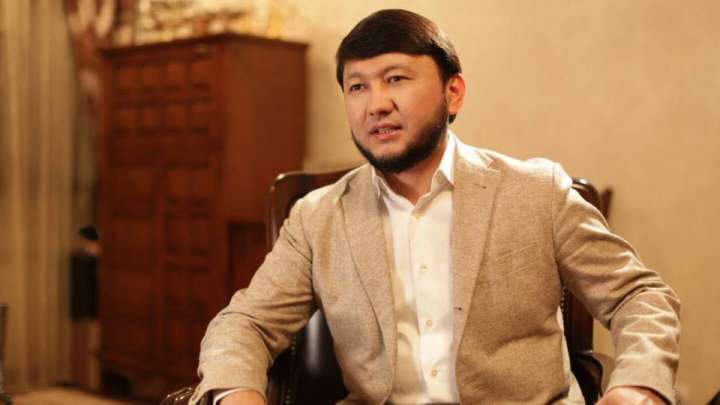 «Құшақтап жатады...»: Мұхамеджан Тазабек көп әйел алу туралы пікір білдірді