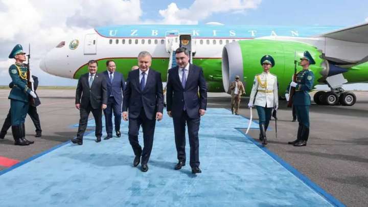 Мирзиёев пен Рахмон ШЫҰ саммитіне қатысу үшін Астанаға келді