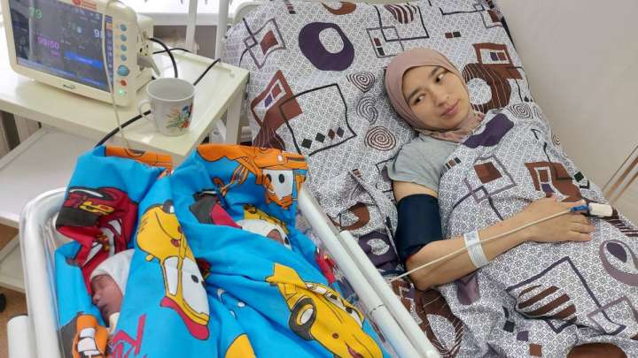 Мақпал Жүнісова үшем босанды