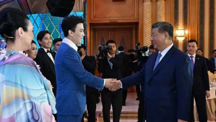 Димаш Құдайберген Қытай басшысы Си Цзиньпин алдында өнер көрсетті