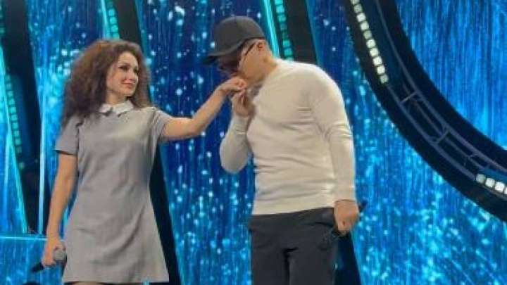 Шетелдік қыздың қолын сүйген Сәкен Майғазиев сынға қалды