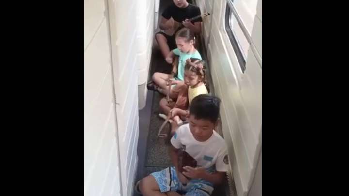 Дарынды домбырашылар пойыз жолаушыларын Домбыра күнімен ерекше құттықтады (ВИДЕО)