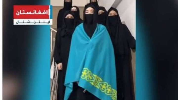 «Ауғанстанға кетеміз»: никаб киген жеті қыздың әрекеті қызу талқыға түсті