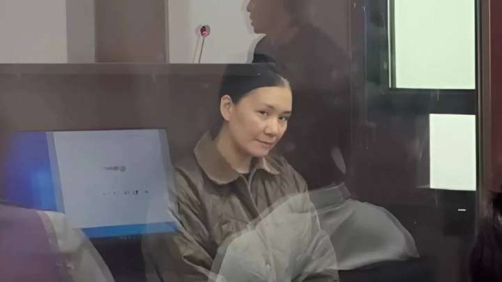 Екі баласын жастықпен тұншықтырып өлтірген әйел 15 жылға сотталды