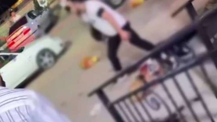 Ақтауда ер адам жұрт көзінше өз әйелін пышақтаған (ВИДЕО)