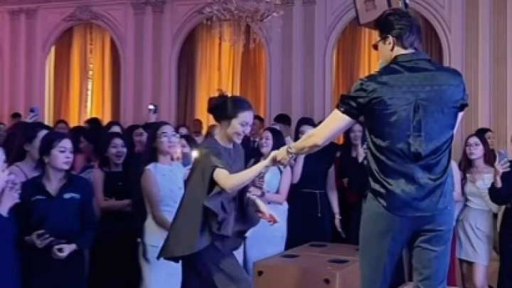 Сахнада жас қыздармен билеген Нұрболат Абдуллинге айыппұл салынды