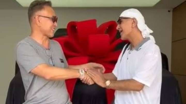 Баян Алагөзованың күйеуі өзбекстандық әншіге «Cadillac Escalade» көлігін сыйлады