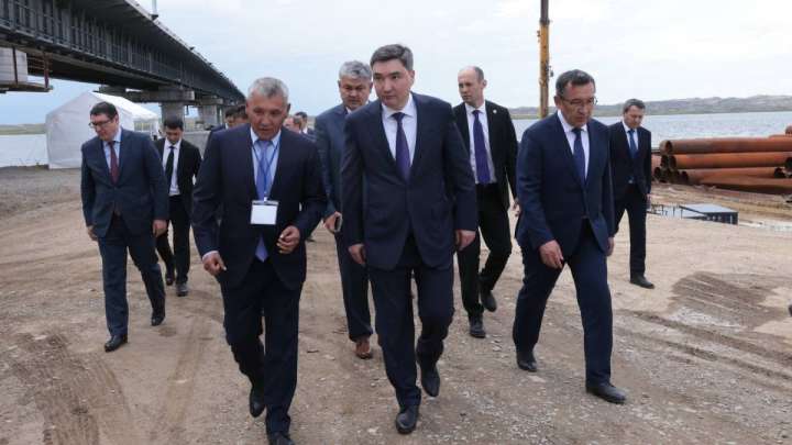 Премьер-министр Бектенов Бұқтырма арқылы өтетін ең ұзын көпір құрылысын көрді