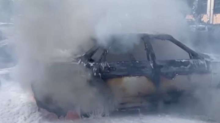 Астанада өртенген көлік ішінде үш бала болған (ВИДЕО)