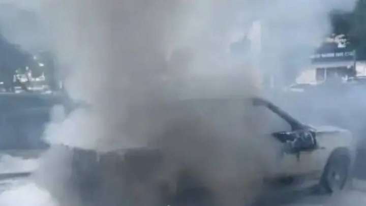 Астанада өртеніп жатқан көліктен үш бала құтқарылды