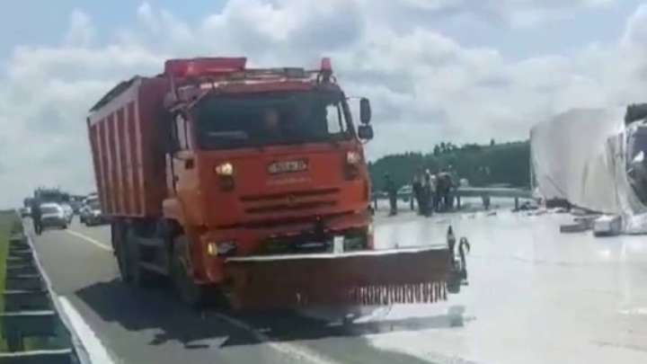 Бурабайға баратын тасжолда бояу төгіліп, көліктер кептеліп қалды (ВИДЕО)